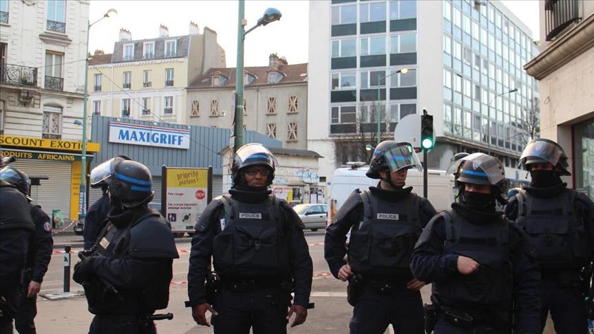 'Explosive belt' found near French capital