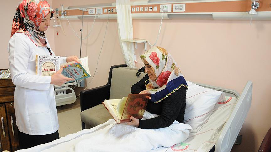 Hastaların odasına kitap hizmeti veren hastane