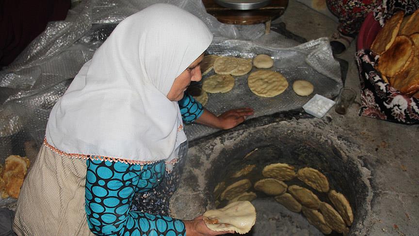 Türkmen kadınlar 'cephedeki'ler için tandır başında