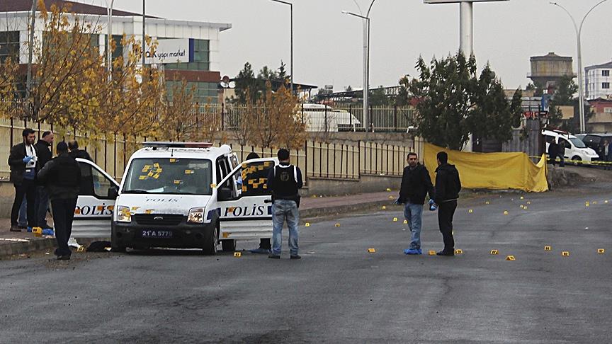 Diyarbakır'da polise silahlı saldırı: 1'i ağır 3 yaralı