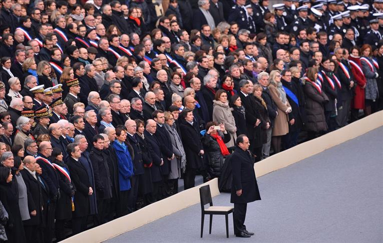 Attentats de Paris: La France rend hommage à ses victimes