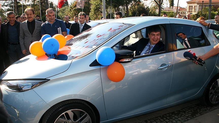 Menderes Türel elektrikli otomobili makam aracı yaptı