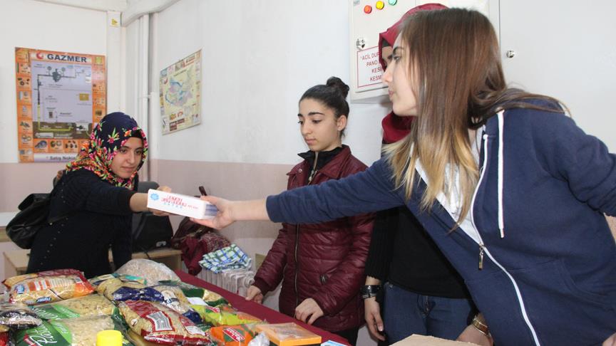 Öğrenciler Suriyeliler için 'Gönül Köprüsü' kurdu