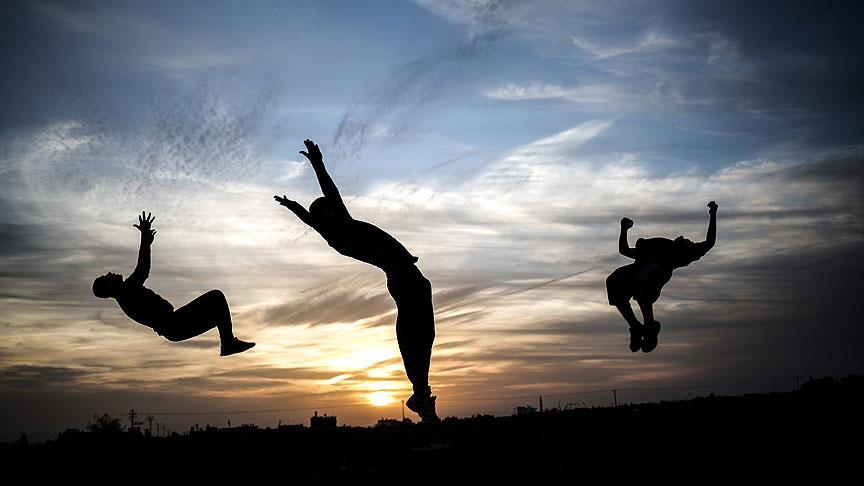Gazzeli gençler tehlikelere aldırmadan sınırda parkur sporu yapıyor