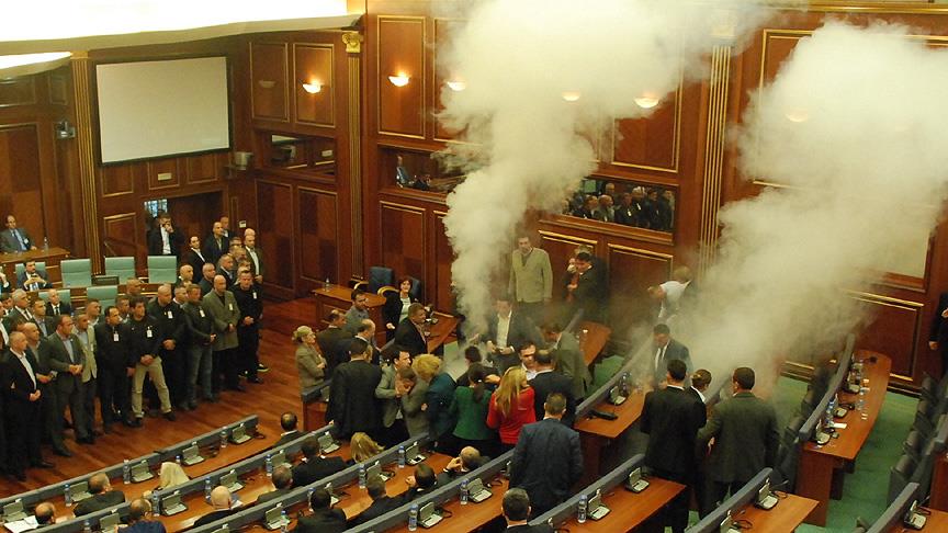 Kosova Meclisi'nde iktidar sıralarına gaz bombası atıldı 