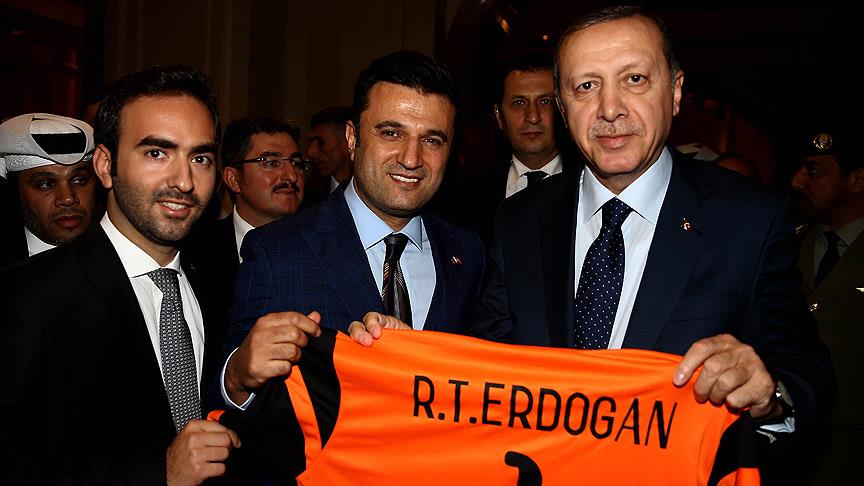 Cumhurbaşkanı Erdoğan'a Umm Salal formasını hediye etti