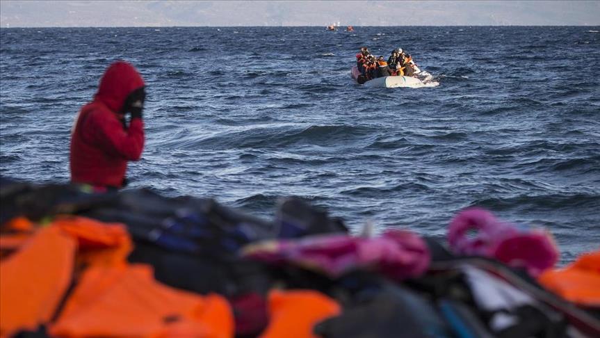 30 missing as refugee boat sinks off Turkish coast