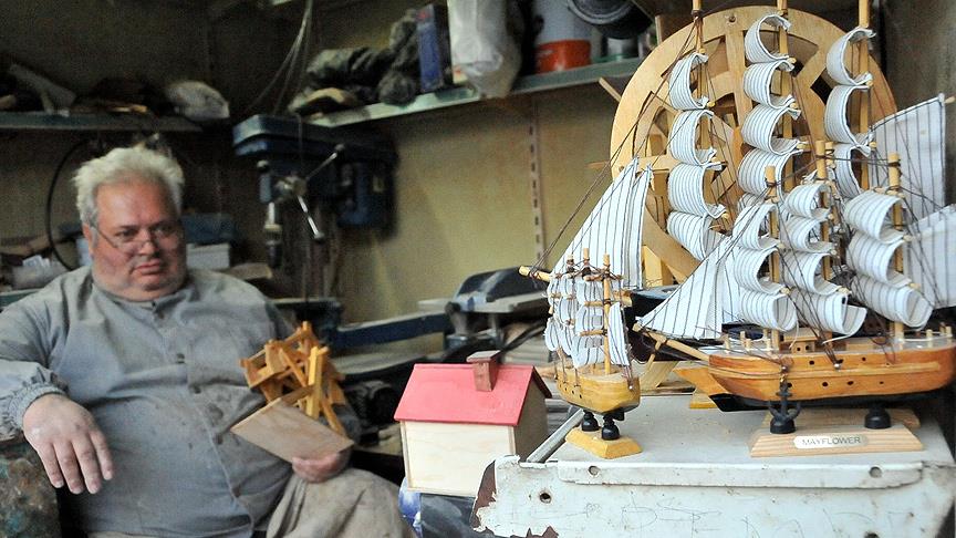 Tahta maketlere tarihi yansıtarak geçimini sağlıyor