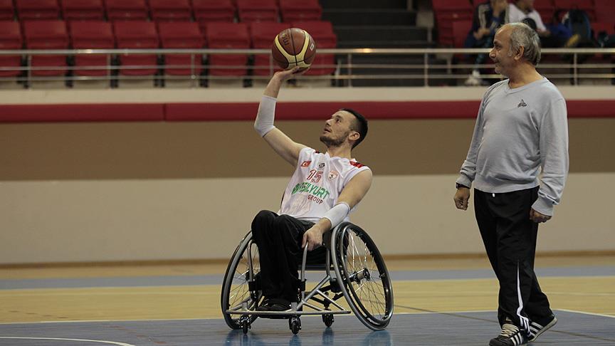 'Bedensel engeliyle' müzik dinleyip spor yaparak hayata tutunuyor