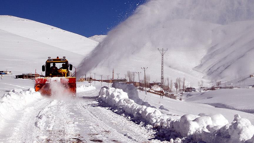 Doğu'da 1500'den fazla köy yolu ulaşıma kapandı