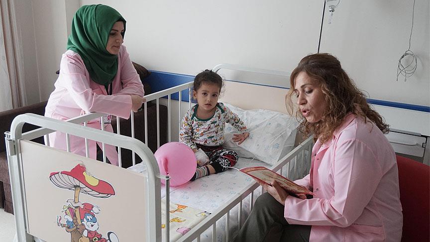 Hemşireler çocuk hastalara kitap okuyor
