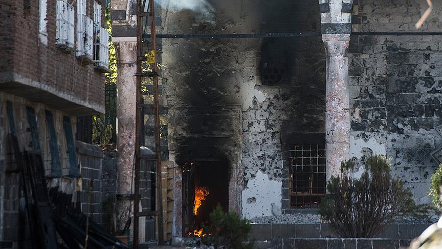 Sur'da tarihi camiye terör saldırısı