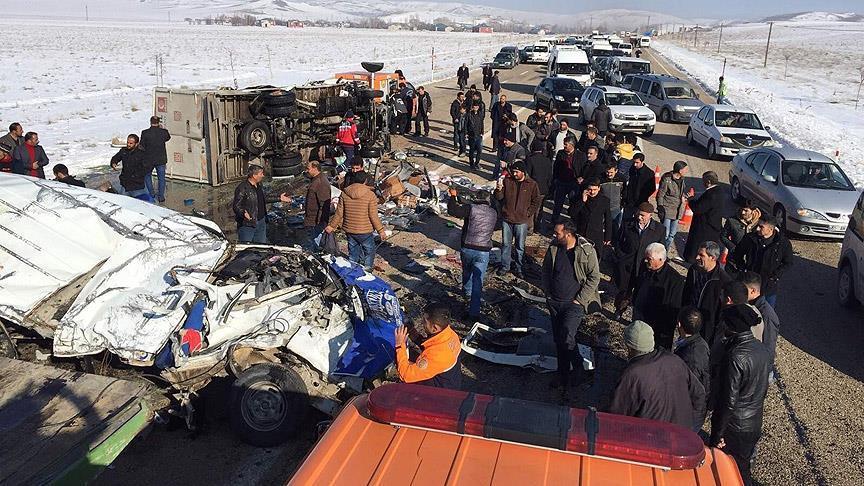 Eastern Turkey traffic accident kills 11 people