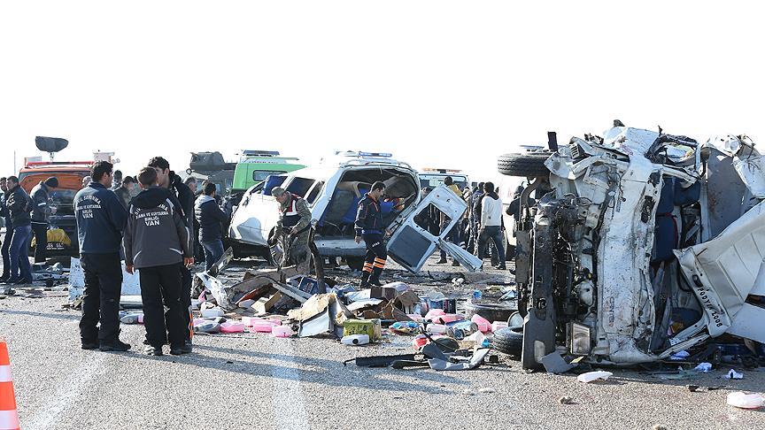 Van'da trafik kazası: 11 ölü, 4 yaralı