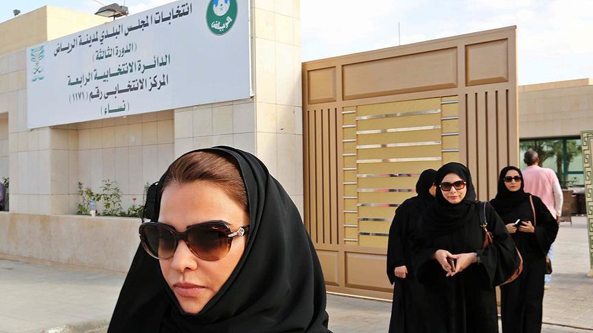 Suudi Arabistan'da kadınlar belediye meclislerinde 20 sandalye kazandı