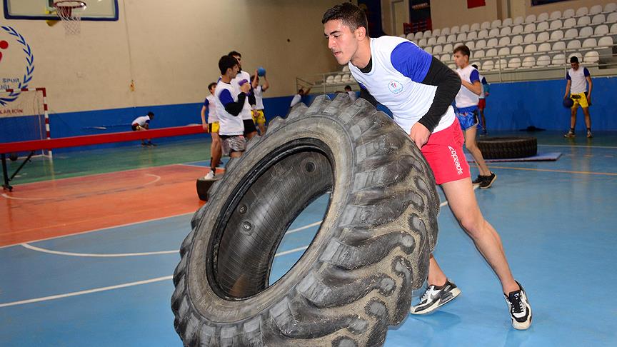 Halat ve araba lastiğiyle idman yapıyorlar