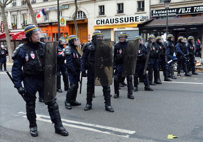 France: L'état d'urgence contesté par les individus et associations