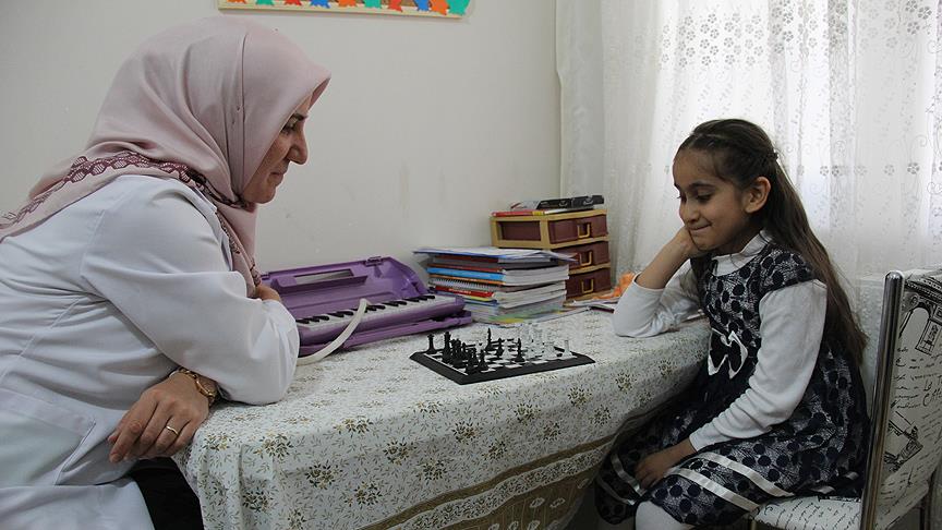 Engelli küçük kızın hayali doktor olmak