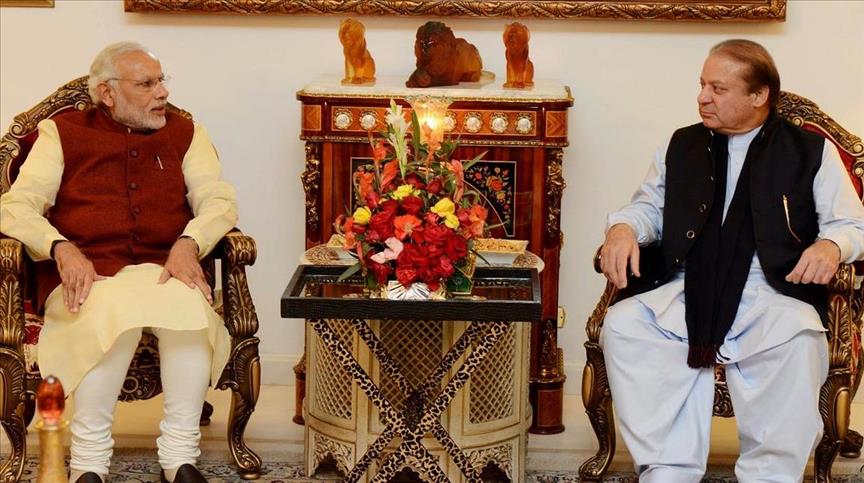 In surprise visit, Indian PM Modi briefly stops in Pakistan