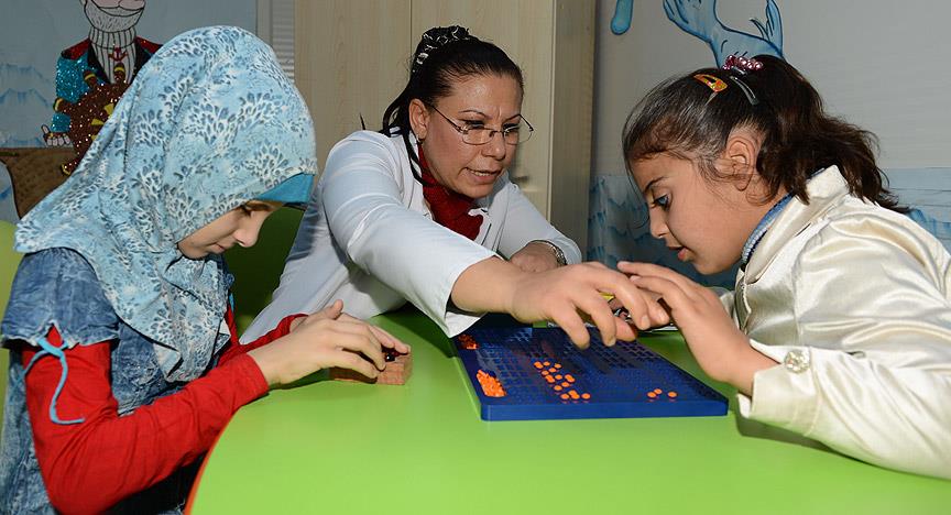 Suriyeli öğrencileri için 'Braille alfabesi' öğreniyor