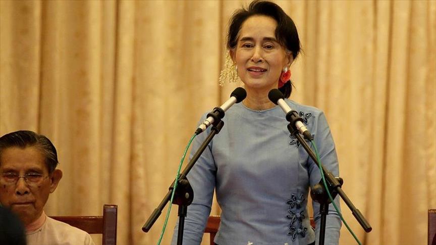 Myanmar’s Suu Kyi joins event honoring trishaw drivers