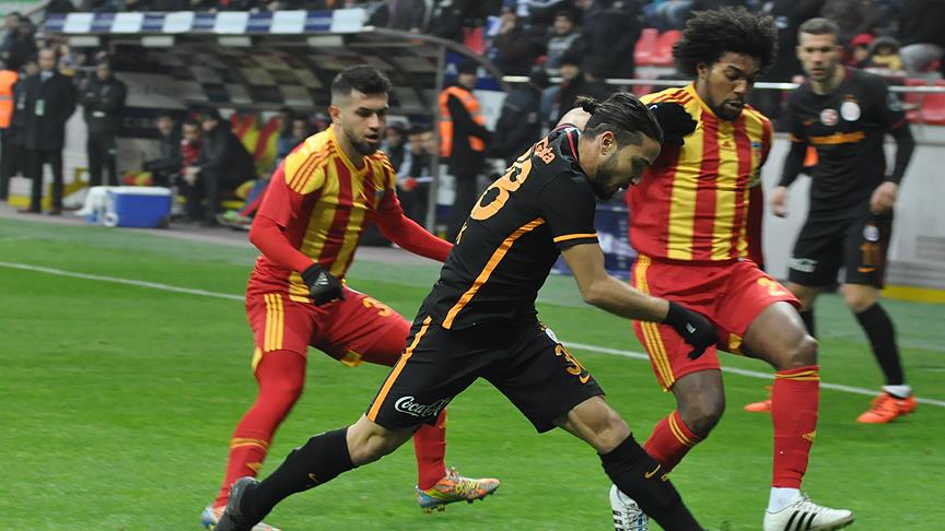 Kayserispor-Galatasaray maçında tribünler boş kaldı