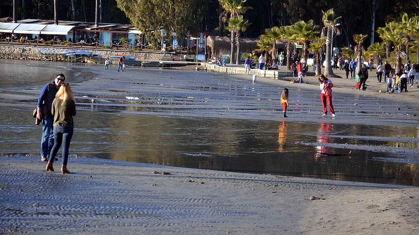 Akyaka Sahili'nde deniz suyu 20 metre çekildi