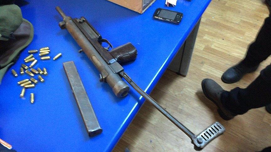 Yolcunun çantasında otomatik tüfek bulundu
