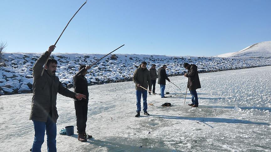 ماهیگیری در دریاچه سد یخ زده پاتنوس ترکیه