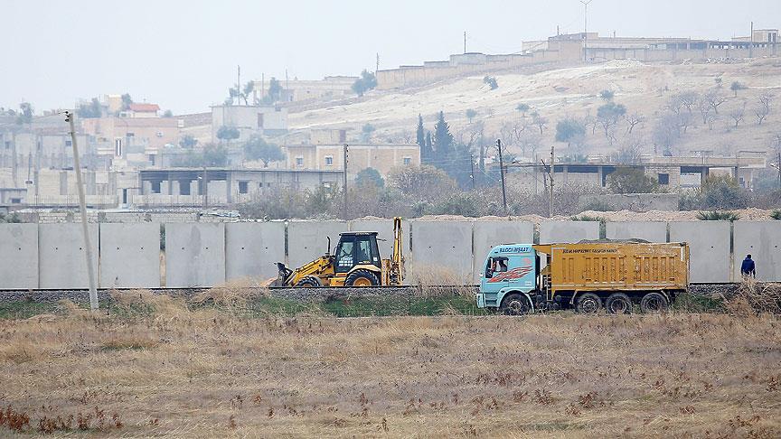 Suriye sınırına örülmeye başlanan güvenlik duvarı çalışmaları tamamlanmak üzere