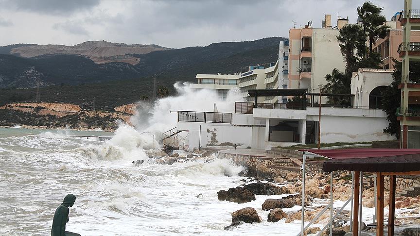 Fırtınada mahsur kalan feribotlar Mersin Limanı'na yanaşacak