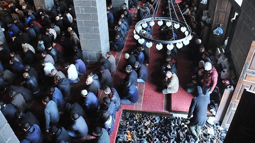 Sur'da sokağa çıkma yasağı sonrası tarihi Ulu Cami'de ilk cuma namazı