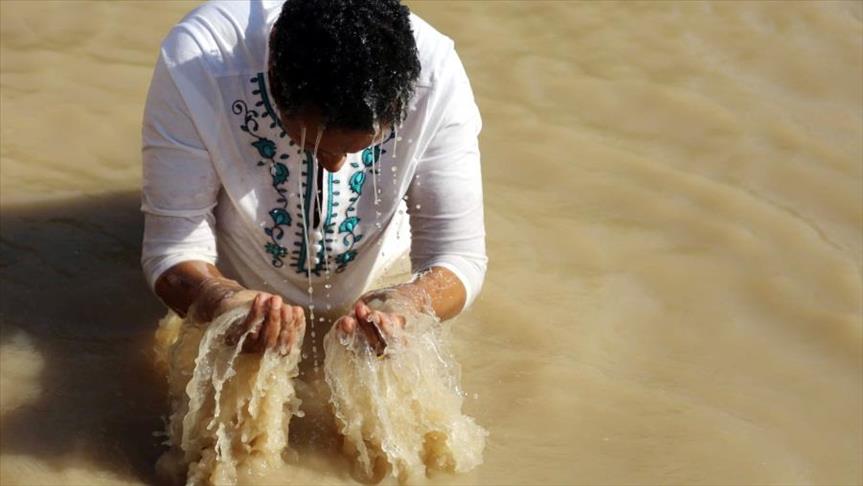 المسيحيون الكاثوليك يتعمدون بمياه "نهر الأردن"