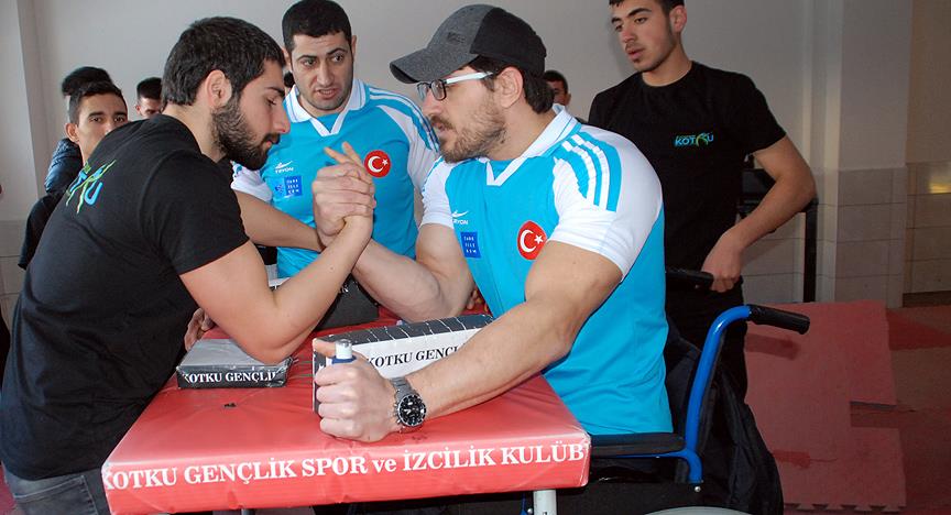 Engelli şampiyon engelsiz sporcuları yetiştiriyor