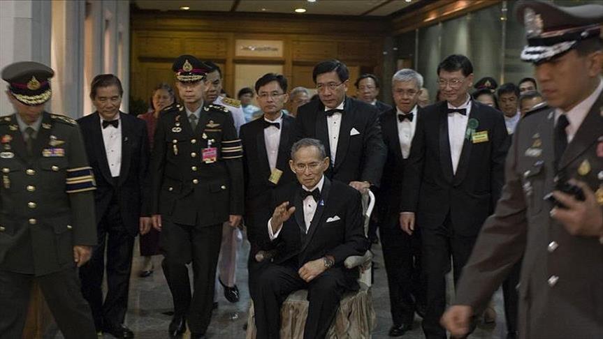 Thai king visits Bangkok palace after health bulletin