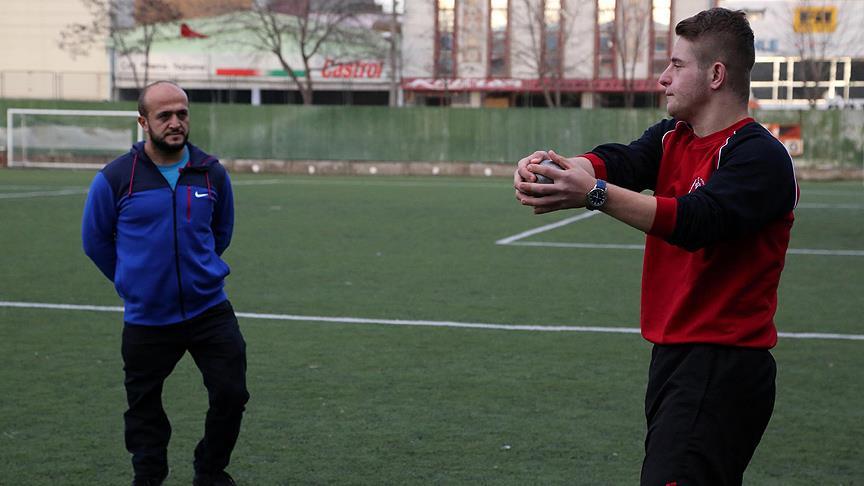 Dünya şampiyonu garson engel tanımıyor