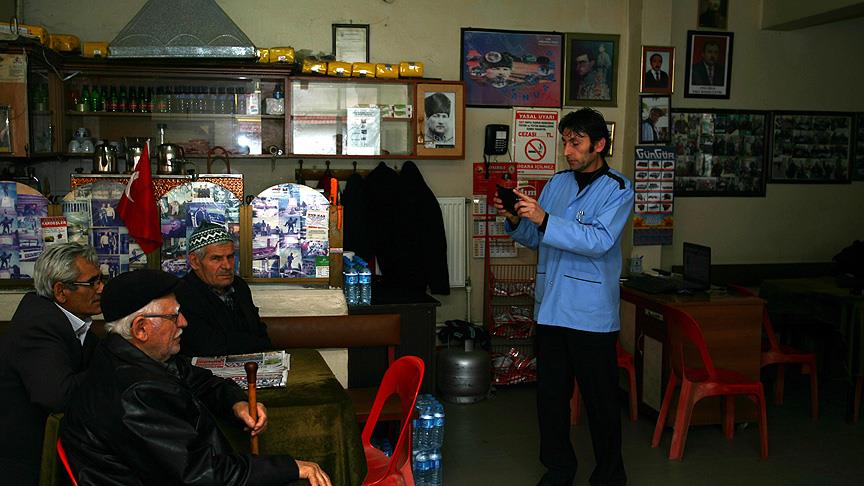 Her müşterisinin fotoğrafını çekiyor