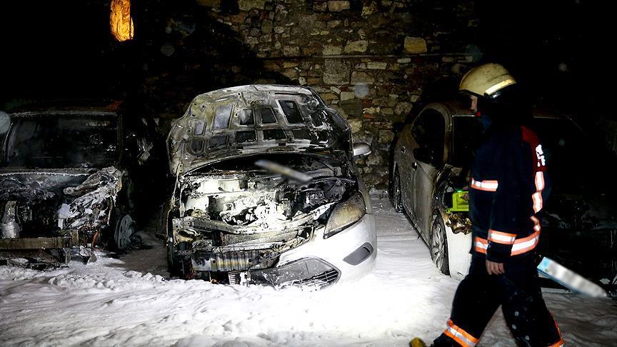Kumkapı'da 7 araç kundaklandı