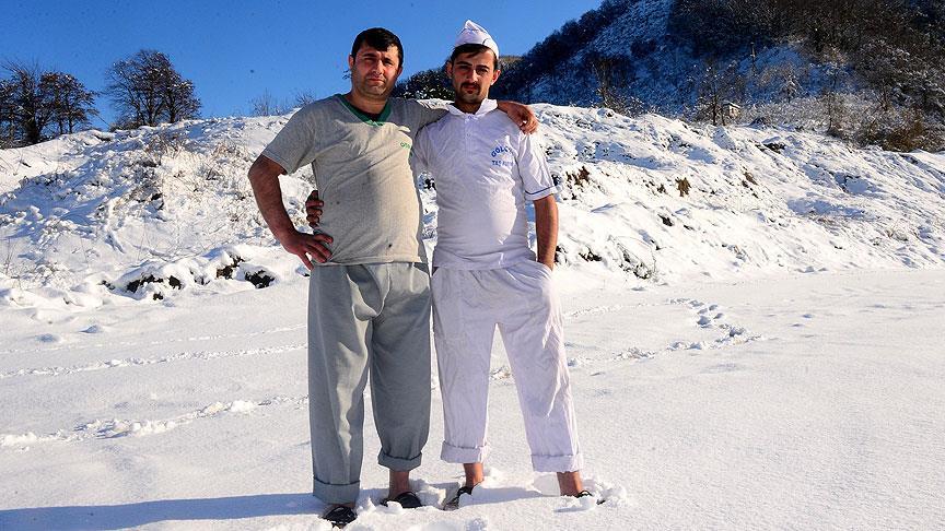 Karadeniz inadı tutunca eksi 1 derecede denize girdiler