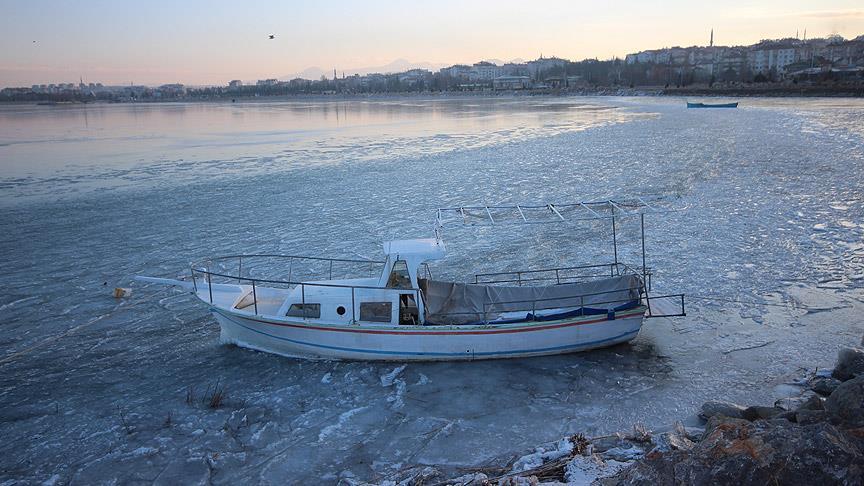 Beyşehir Gölü kıyıları buz tuttu