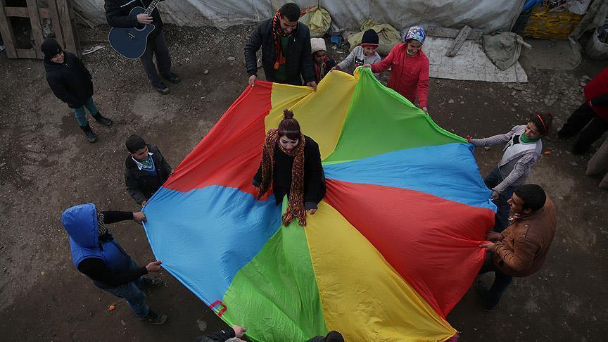 اجرای پانتومیم از سوی هنرمندان ازمیر ترکیه در چادر‌های پلاستیکی پناهجویان سوری