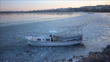 Beyşehir Gölü kıyıları buz tuttu