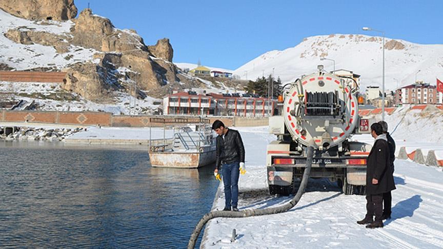 Yolların buzunu Van Gölü'nün sodalı suyu çözüyor