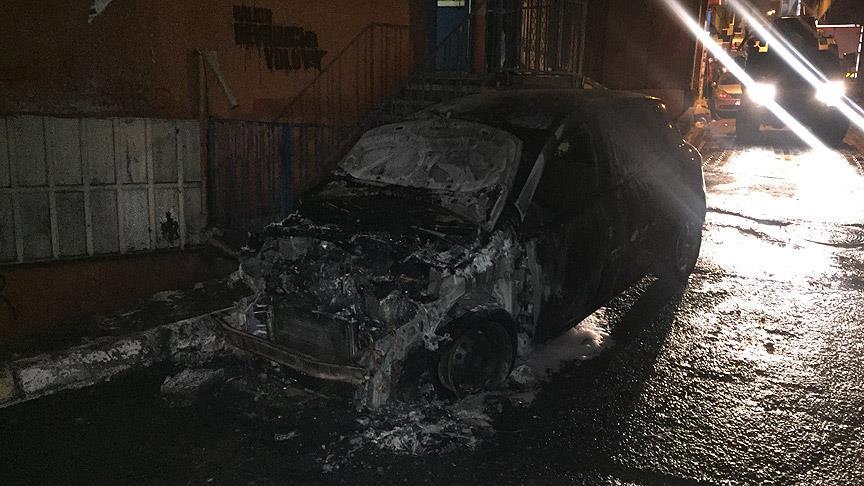 Beyoğlu'nda park halindeki 4 araç kundaklandı