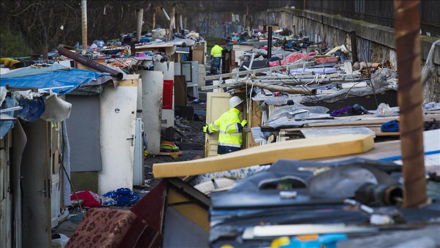 Полиция разогнала лагерь цыган на окраине Парижа