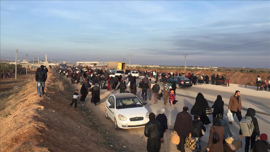 Ten thousand Syrians waiting to enter Turkey: Davutoglu 