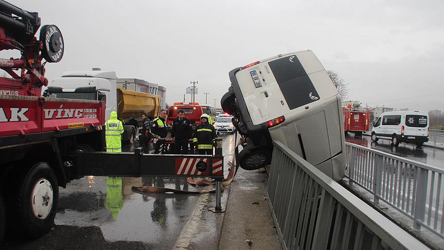 Minibüs iki köprü arasına sıkıştı