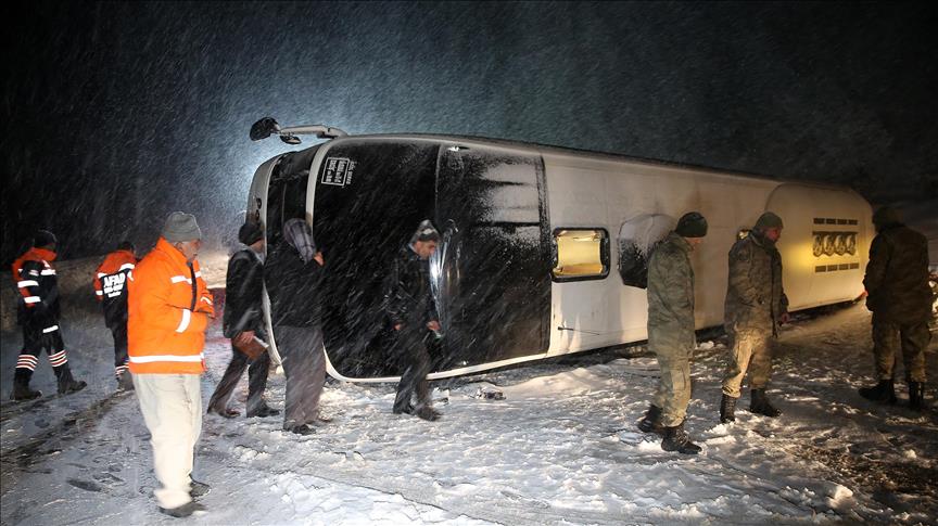 Dva autobusa se prevrnula na poleđenoj cesti u Kayseriju: Povrijeđeno 69 osoba 