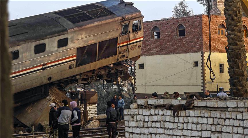 70 injured after train derails in southern Egypt 