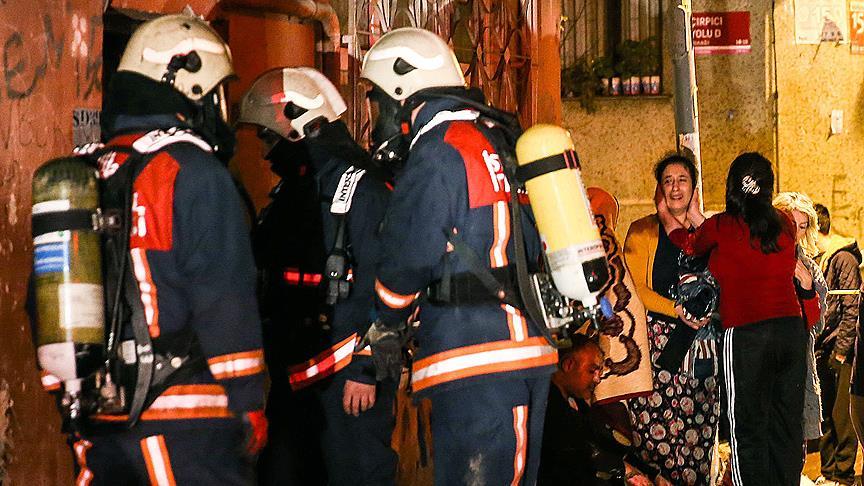 Zeytinburnu'nda ev yangını: 2 ölü